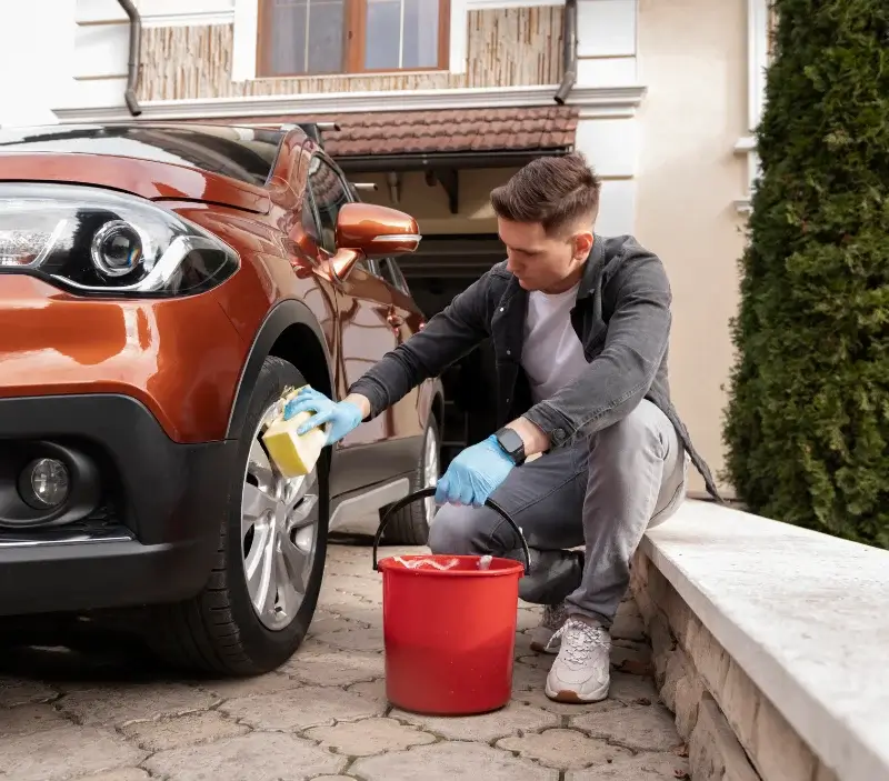 Lavage auto à domicile La Copechagnière : professionnel intervenant sur un véhicule